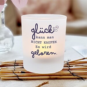 Windlicht Babyglück – beidseitig bedruckt mit dem bewegenden Spruch: Glück kann man nicht kaufen. Es wird geboren – Ideal als Geschenk für Eltern mit Baby, zur Babyparty und zur Geburt