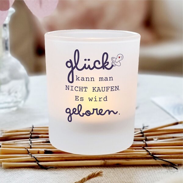 Windlicht Babyglück – beidseitig bedruckt mit dem bewegenden Spruch: Glück kann man nicht kaufen. Es wird geboren – Ideal als Geschenk für Eltern mit Baby, zur Babyparty und zur Geburt